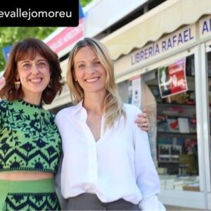 Andrea Marcolongo Instagram - Muchísimas gracias querida @irenevallejomoreu por tu amistad generosa, por tu inteligencia elegante y por tu lucha suave e imparable. Eres luz y inspiración. 

Posted @withregram • @irenevallejomoreu De la @ferialibromadrid traigo la mochila cargada de momentos vibrantes y libros prometedores. Estoy deseando leer «Desplazar la luna», la historia del secuestro de los mármoles del Partenón y la crónica de la vida del polémico Lord Elghin, trenzada con una elegante meditación sobre las restituciones arqueológicas y sobre nuestro constante tomar prestados hallazgos e ideas de origen griego.

Andrea Marcolongo, como pionera joven y con una rebosante frescura intelectual, protagonizó un fenómeno que parecía imposible y resultó imparable. Nos hizo recordar que, en tiempos de fractura y caos, los clásicos nos ayudan a nutrir una feliz resistencia. Ella, como los mejores ciclistas, cortó el viento. La admiro y reconozco con toda humildad que el brillantísimo precedente de Andrea ha sido esencial para mí.

@andrea.marcolong #DesplazarLaLuna @penguinlibros @libreriaalberti
📷 EM
