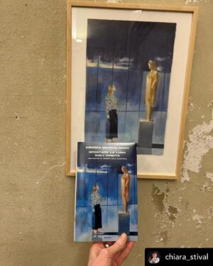 Andrea Marcolongo Instagram - Per chi durante queste feste avrà l’occasione di passare per Brescia, segnalo la mostra più DIAGONALE che ci sia allo Spazio Arte Duina, visitabile fino al 6 gennaio, dal venerdì alla domenica, dalle 17:00 alle 20:00, curata da @chiara_stival 

La mostra unisce disegno e scrittura, immagine e parola, grazie alle copertine magnifiche realizzate dal grande @andreaserio73 con il quale ho avuto il privilegio di lavorare quest’anno. 

Tra le illustrazioni esposte, anche la copertina assoluta e perfetta del mio ultimo libro, “Spostare la luna dall’orbita” @einaudieditore, racconto di una notte sola al Museo dell’Acropoli di Atene, che Andrea ha saputo rendere con tratti di notturna poesia (e che sta facendo il giro del mondo).

La mostra continuerà poi il suo cammino per l’Italia con altri appuntamenti, a partire dalla prossima primavera a Bassano del Grappa. 

#spostarelalunadallorbita #brescia #andreaserio 

Posted @withregram • @chiara_stival DIAGONALI //// COVERS
Alcuni scatti per raccontare la mostra che è ospitata allo Spazio Arte Duina di Brescia, nelle stanze dedicate alle lezioni di danza e di scultura e queste contaminazioni artistiche ci piacciono molto, sono perfettamente aderenti alle diagonali circolari che muovono il nostro progetto.
Un’altra diagonale a cui siamo legati è quella che unisce le persone e gli incontri che ci sono stati in questi giorni sono stati una grande ricchezza: un grazie speciale a tutto il personale della libreria Nuova Rinascita, Alberto in particolare, e. Matteo Nucci che ha parlato di vita e della bellezza del viaggio nel mondo e nella scrittura; grazie anche al Cinema Eden per la proiezione del film Karma Clima di Michele Piazza e alle parole che il regista ha dedicato a #diagonaliproject 
E grazie per la condivisione a tutti coloro che sono passati e hanno parlato con noi di arte, emozioni e alberi.
La mostra è visitabile fino al 6 gennaio, dal venerdì alla domenica, dalle 17:00 alle 20:00.
.
.
.
@andreaserio73 @spazioarteduina 
Foto @mara_zamuner 
@matteonucci @nlrinascita @cinemanuovoeden @michelepiazza 
.
#brescia #mostradarte #andreaserioart #illustrazioni #bookcover #progettisostenibili #sustainability