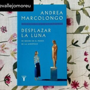 Andrea Marcolongo Instagram - Muchísimas gracias querida @irenevallejomoreu por tu amistad generosa, por tu inteligencia elegante y por tu lucha suave e imparable. Eres luz y inspiración. 

Posted @withregram • @irenevallejomoreu De la @ferialibromadrid traigo la mochila cargada de momentos vibrantes y libros prometedores. Estoy deseando leer «Desplazar la luna», la historia del secuestro de los mármoles del Partenón y la crónica de la vida del polémico Lord Elghin, trenzada con una elegante meditación sobre las restituciones arqueológicas y sobre nuestro constante tomar prestados hallazgos e ideas de origen griego.

Andrea Marcolongo, como pionera joven y con una rebosante frescura intelectual, protagonizó un fenómeno que parecía imposible y resultó imparable. Nos hizo recordar que, en tiempos de fractura y caos, los clásicos nos ayudan a nutrir una feliz resistencia. Ella, como los mejores ciclistas, cortó el viento. La admiro y reconozco con toda humildad que el brillantísimo precedente de Andrea ha sido esencial para mí.

@andrea.marcolong #DesplazarLaLuna @penguinlibros @libreriaalberti
📷 EM