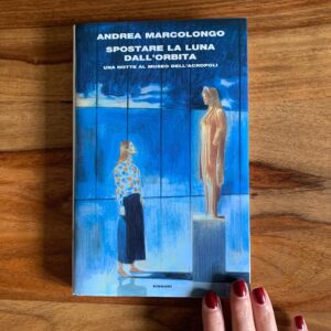 Andrea Marcolongo Instagram - 🇮🇹 Da oggi anche in Italia “Spostare la luna dall’orbita”, il racconto di una notte sola al museo dell’Acropoli di Atene. Grazie infinite @einaudieditore per aver creduto in questa notte irripetibile! 

«  Una notte al Museo dell' Acropoli, completamente sola. O meglio: in compagnia dei marmi del Partenone, e dei propri pensieri. E in questa atmosfera irripetibile che Andrea Marcolongo compie un'autentica alchimia.
Intrecciando il racconto di Atene, dell'Acropoli e dei tanti furti che ha subito, con la memoria intima piú dolorosa, Marcolongo ci ricorda che dalla Grecia abbiamo sempre preso senza mai restituire.
E che siamo tutti in debito con qualcuno a cui dovremmo solo dire grazie - prima che sia troppo tardi. 

«Perché la questione non è tanto proteggere il passato
- è come salvare dal futuro il momento presente». #deplacerlalunedesonorbite #acropolismuseum #elginmarbles