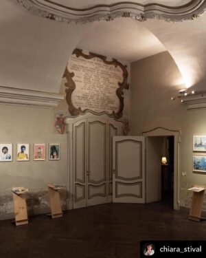 Andrea Marcolongo Instagram - Per chi durante queste feste avrà l’occasione di passare per Brescia, segnalo la mostra più DIAGONALE che ci sia allo Spazio Arte Duina, visitabile fino al 6 gennaio, dal venerdì alla domenica, dalle 17:00 alle 20:00, curata da @chiara_stival 

La mostra unisce disegno e scrittura, immagine e parola, grazie alle copertine magnifiche realizzate dal grande @andreaserio73 con il quale ho avuto il privilegio di lavorare quest’anno. 

Tra le illustrazioni esposte, anche la copertina assoluta e perfetta del mio ultimo libro, “Spostare la luna dall’orbita” @einaudieditore, racconto di una notte sola al Museo dell’Acropoli di Atene, che Andrea ha saputo rendere con tratti di notturna poesia (e che sta facendo il giro del mondo).

La mostra continuerà poi il suo cammino per l’Italia con altri appuntamenti, a partire dalla prossima primavera a Bassano del Grappa. 

#spostarelalunadallorbita #brescia #andreaserio 

Posted @withregram • @chiara_stival DIAGONALI //// COVERS
Alcuni scatti per raccontare la mostra che è ospitata allo Spazio Arte Duina di Brescia, nelle stanze dedicate alle lezioni di danza e di scultura e queste contaminazioni artistiche ci piacciono molto, sono perfettamente aderenti alle diagonali circolari che muovono il nostro progetto.
Un’altra diagonale a cui siamo legati è quella che unisce le persone e gli incontri che ci sono stati in questi giorni sono stati una grande ricchezza: un grazie speciale a tutto il personale della libreria Nuova Rinascita, Alberto in particolare, e. Matteo Nucci che ha parlato di vita e della bellezza del viaggio nel mondo e nella scrittura; grazie anche al Cinema Eden per la proiezione del film Karma Clima di Michele Piazza e alle parole che il regista ha dedicato a #diagonaliproject 
E grazie per la condivisione a tutti coloro che sono passati e hanno parlato con noi di arte, emozioni e alberi.
La mostra è visitabile fino al 6 gennaio, dal venerdì alla domenica, dalle 17:00 alle 20:00.
.
.
.
@andreaserio73 @spazioarteduina 
Foto @mara_zamuner 
@matteonucci @nlrinascita @cinemanuovoeden @michelepiazza 
.
#brescia #mostradarte #andreaserioart #illustrazioni #bookcover #progettisostenibili #sustainability
