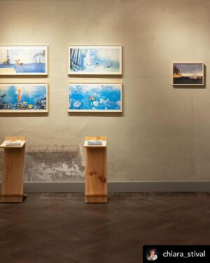Andrea Marcolongo Instagram - Per chi durante queste feste avrà l’occasione di passare per Brescia, segnalo la mostra più DIAGONALE che ci sia allo Spazio Arte Duina, visitabile fino al 6 gennaio, dal venerdì alla domenica, dalle 17:00 alle 20:00, curata da @chiara_stival 

La mostra unisce disegno e scrittura, immagine e parola, grazie alle copertine magnifiche realizzate dal grande @andreaserio73 con il quale ho avuto il privilegio di lavorare quest’anno. 

Tra le illustrazioni esposte, anche la copertina assoluta e perfetta del mio ultimo libro, “Spostare la luna dall’orbita” @einaudieditore, racconto di una notte sola al Museo dell’Acropoli di Atene, che Andrea ha saputo rendere con tratti di notturna poesia (e che sta facendo il giro del mondo).

La mostra continuerà poi il suo cammino per l’Italia con altri appuntamenti, a partire dalla prossima primavera a Bassano del Grappa. 

#spostarelalunadallorbita #brescia #andreaserio 

Posted @withregram • @chiara_stival DIAGONALI //// COVERS
Alcuni scatti per raccontare la mostra che è ospitata allo Spazio Arte Duina di Brescia, nelle stanze dedicate alle lezioni di danza e di scultura e queste contaminazioni artistiche ci piacciono molto, sono perfettamente aderenti alle diagonali circolari che muovono il nostro progetto.
Un’altra diagonale a cui siamo legati è quella che unisce le persone e gli incontri che ci sono stati in questi giorni sono stati una grande ricchezza: un grazie speciale a tutto il personale della libreria Nuova Rinascita, Alberto in particolare, e. Matteo Nucci che ha parlato di vita e della bellezza del viaggio nel mondo e nella scrittura; grazie anche al Cinema Eden per la proiezione del film Karma Clima di Michele Piazza e alle parole che il regista ha dedicato a #diagonaliproject 
E grazie per la condivisione a tutti coloro che sono passati e hanno parlato con noi di arte, emozioni e alberi.
La mostra è visitabile fino al 6 gennaio, dal venerdì alla domenica, dalle 17:00 alle 20:00.
.
.
.
@andreaserio73 @spazioarteduina 
Foto @mara_zamuner 
@matteonucci @nlrinascita @cinemanuovoeden @michelepiazza 
.
#brescia #mostradarte #andreaserioart #illustrazioni #bookcover #progettisostenibili #sustainability