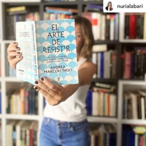 Andrea Marcolongo Instagram - Qué suerte tengo! @nurialabari 

Posted @withregram • Andrea Marcolongo ha vuelto a hacer su magia y se ha atrevido además con el más difícil todavía. Lo que ha vuelto a hacer es dialogar de tú a tú con los clásicos. Convertir una vieja obligación académica (sea el griego clásico o Las Argonaúticas de Apolonio de Rodas) en un placer del alma, del conocimiento y del bienestar humanos. Digo todo todo esto porque este miércoles 13 de septiembre a las 19.00 horas charlaré con ella en la presentación de su último libro en la librería Antonio Machado. Y porque me parece un acontecimiento que ella esté aquí. 
*
Abrir cada uno de sus libros supone sentir y descifrar mitos fundacionales de nuestra cultura y de nuestra identidad, pues tanto si los hemos leído como si no, sucede que los llevamos dentro. La diferencia entre conocer o ignorar estos textos es que no saber de dónde venimos ni cómo hemos llegado hasta aquí nos aboca a un sentimiento de soledad, mientras que descifrarlos nos inunda de fortaleza.
*
Pues bien, Andrea es lo más parecido a una mujer griega del siglo V a.C en 2023. Ella no resucita textos, ella simplemente los trae al presente; los vuelve corpóreos y urgentes. Con ella estás aquí, pero también allí. Con ella los clásicos se vuelven trepidantes, imprescindibles y cercanos hasta para quien jamás los leyó. 
*
Esta vez se ha metido con Virgilio, lo impensable: el aburridísimo Virgilio. No sé si alguien por aquí ha leído La Eneida (yo no he conseguido jamás terminarla) y no sé si alguien lo habrá hecho sin aburrirse soberanamente… Si así fuera, ya me diréis quiénes sois y cómo lo lograsteis. Lo que puedo asegurar es que “El arte de resistir” desvela precisamente eso que promete: lo que la Eneida nos enseña sobre cómo superar una crisis. Normalmente siempre prefiero ir a los textos originales antes que a las lecturas de ningún autor. No así con Andrea. Siempre quiero saber cómo lo ha leído. Su lectura es una brújula en el conocimiento y en la literatura, igual que su forma de mirar. Vengan a escucharla, vengan a conocerla, vengan a leerla. Atravesaremos el tiempo de su mano, se lo prometo.
*
🗓️ Miércoles 13. 19.00 horas. Librería Antonio Machado. Madrid.