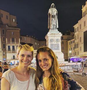 Andrea Osvárt Instagram - Giordano is watching... #girlsnight #girlsnightout #hungariangirls #attriciungheresi #incontrinotturni #holtalálkozzunkhanemrómában 🇮🇹🍝🍕🍷❤️ @sztarenkidori #italoungheresi