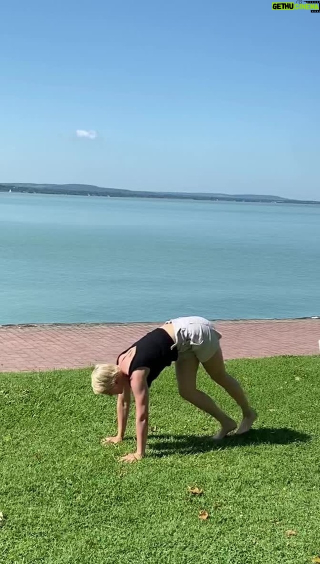 Andrea Osvárt - 1.4K Likes - #inspiration
Nehezen álltam kézre, miután februárban eltört az egyik ujjam, de semmi nem lehetetlen 😁
#hiányzott #handstand #verticale #kézenállás 🥰 #daddysgirl #fourtyplus #upsidedown #inversion #determination #focus #practice #joy 💖 #youcandoit