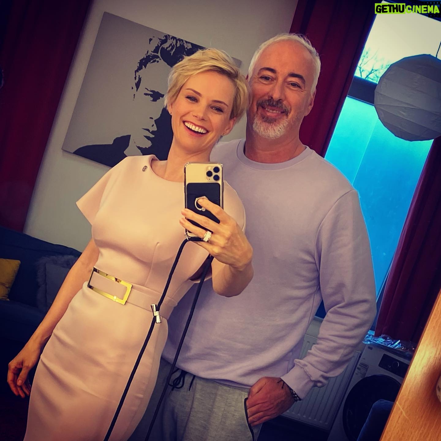 Andrea Osvárt - 1.5K Likes - Örülök, hogy ismét egy hajóban evezünk és hogy ilyen szépen összeöltöztünk @andras.hajos 😄 azóta is a poénjaidon nevetek, már fáj a hasam! Félek, nem sok marad belőlük adásban! 😅😅😅😁💋 @noocomment.talkshow #comingsoon #nocomment #nőcomment November 14! #backstage