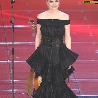 Andrea Osvárt - 1K Likes - Ecco il mio secondo abito al festival di Sanremo del 2008. Vi piace? 💃😊
#sanremo #perchesanremoesanremo #festivaldisanremo #PippoBaudo