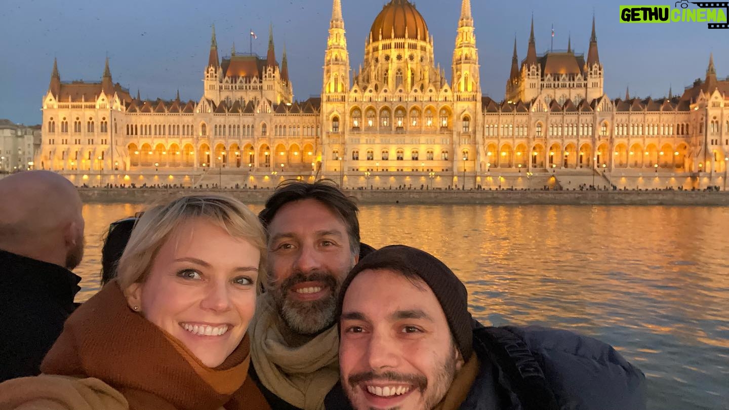 Andrea Osvárt - 1.4K Likes - Happy New Year! Buon Anno! Boldog Új Évet Mindenkinek! Hogy az új év hozzon mindannyiunknak örömöt, nevetést, boldogságot! 🥳🍀🥂 #happynewyear #2022