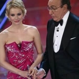 Andrea Osvárt Instagram - Stasera inizia Sanremo... Vorrei condividere con voi una delle mie foto preferite di quella prima serata del 2008. Con il grande Pippo Baudo, l'unico e irripetibile! Forse vedete anche voi nella foto quanto mi voleva bene. Per davvero! E anch'io a lui! Gli devo tanto. Ho sempre cercato di avvalere della sua fiducia in me. Ricordo inoltre Marvi DeAngelis, la piu brava stylist da quando Sanremo esiste, la truccatrice Anna di Florio e Fabrizio Del Noce, il direttore della Rai di allora. Senza di loro non sarei qui ❤️⁠
#sanremo #perchesanremoesanremo #festivaldisanremo #PippoBaudo #affetto #Italia #rai