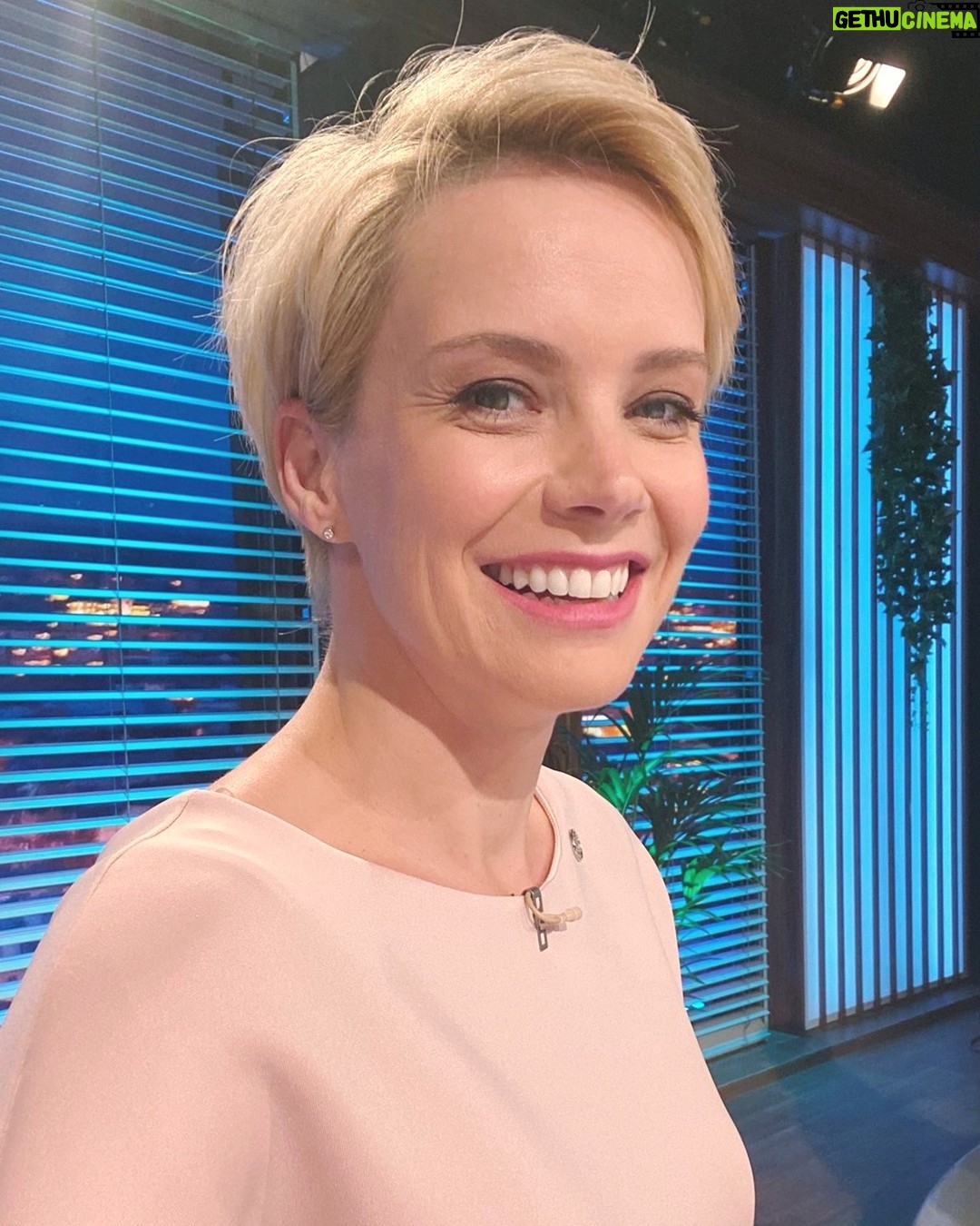 Andrea Osvárt - 1.8K Likes - Hamarosan kezdünk! Mi már most könnyezünk a nevetéstől! :) 22 óra 15 perctől NőComment @noocomment.talkshow az RTL II-n (az adás után pedig visszanézhető az RTL Most felületén). Jöttök? #nocomment #nocomments