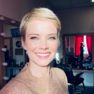 Andrea Osvárt Instagram - Ki reggelizik velem? 😁 #reggeli #rtlklub #rtlreggeli #selfie