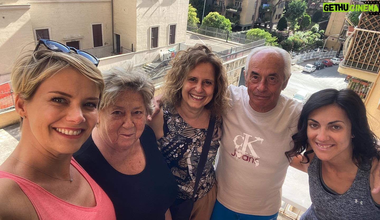 Andrea Osvárt - 851 Likes - #vicini #exvicini #vicinidicasa #lontanimasemprevicini grazie @massimo.valentini1942 e Marcella! 🥰🥰🥰 #vitacondominiale #condominio #társasháziélet #ígyislehet 🙋♀️