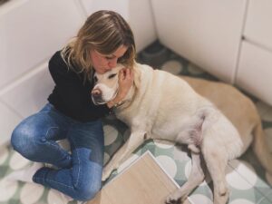 Andrea Ropero Instagram - Te acabas de ir y ya te echamos insoportablemente de menos, Malo 💔 Gracias por haber sido el mejor compañero de viaje. No hay 🐶 como tú. Sigue robando comida… Te queremos tanto…