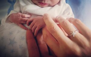 Andrea Ropero Instagram - Jara ❤️ Bienvenida, mi amor. No soltaremos esa manita…💫 #felices #lafamiliacrece #graciasporlosmensajes
