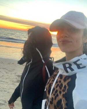 Andrea Sixtos Instagram - ..twas a lovely day indeed 🧡 @dr.zelinamedina 

#VeniceBeach #Friendship #OceanWaves #Ocean #Sunset #FullMoon #Birds #Healing