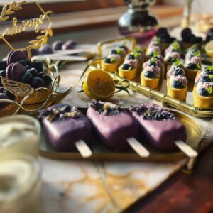 Andrea Veselá Instagram - #cakepops #dortovenanuky #nikdynerikejnikdy @mummiesdaddies.catering

Ze spolupráce  @mummiesdaddies.catering vzniklo nejen přátelství, ale také výzvy🤣. Naše klasická konverzace:
Andrej, děláš dortové nanuky? 
Hele ty nedělám, nikdy jsem to nezkoušela.
OK, tak 40 ks?
Dobře, zkusím to 🤣
To stejně je s makronkami, cakepops, a tak dále.....
A věřte, že Monika si vždy něco vymyslí a já chvíli dělám Zagorku a pak vždy povolím. Jsem zvedava co bude příště ♥️.