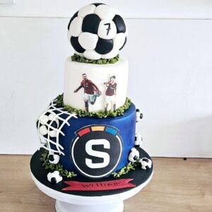 Andrea Veselá Instagram - #cake #birthdaycake #soccercake #footballcake @acsparta_cz
Po upozornění jsme si uvědomila, že jsem dala znak Sparty obráceně 🤣. Tímto se omlouváme, jsem tele 🤣
