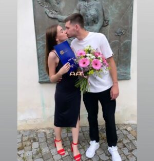 Andrea Veselá Instagram - #family #maturita #laska #kvetiny

Miluji všechny své děti a k nim samozřejmě patří i naše @zapottocka. Anetko gratulujeme ♥️
Peťo @kvetinydolnibrezany díky za OPĚT dokonalou kytku a servis 😘