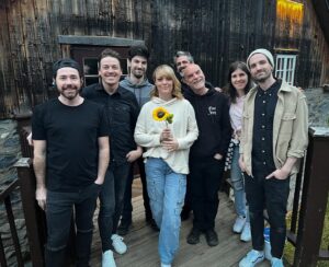 Andréanne A. Malette Instagram - Spectacle numéro 5 hier à Bécancour ! 🌻Complet! 
Quelle soirée fabuleuse! Merci pour les rires et la complicité ! On se revoit en supplémentaire peut-être ? 🙊

Prochain arrêt : 
2 mai : Sainte-Thérèse 
(avec @judithsun cette fois !)