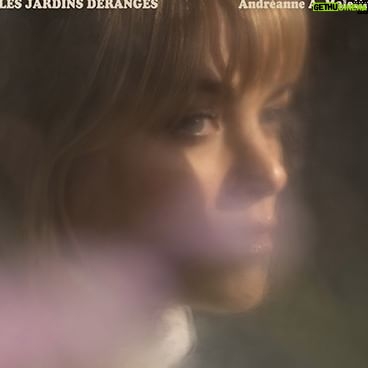 Andréanne A. Malette - 314 Likes - LES JARDINS DÉRANGÉS 🌻
Nouvel album | En précommande dès maintenant!
andreanneamalette.com
Sortie officielle : 19 avril 2024
Lancements/Spectacles :
Montréal : 18 avril 2024, Théâtre Outremont, 20h Québec : 19 avril 2024, Petit Champlain, 20h
.
.
.
.
CRÉDITS CHANSON :
Paroles et musique : Andréanne A. Malette
Voix/piano: Andréanne A. Malette
Bass synth: Antoine Lachance @antoinelachancemusique
Cordes : Julie Dessureault, Amélie Lamontagne, Edith Fitzgerald, Ligia Paquin @quatuoresca
Arrangements : Antoine Gratton @antoine.s.gratton
Flûte traversière : Catherine Chabot @catherinechabotfl
Trombone : Bruno Laurence-Joyal @brunolaurencejoyal
Réalisation : Andréanne A. Malette/Antoine Lachance
Prise de son : Patrice Pruneau/Antoine Lachance @patricep_audio
Studio d’enregistrement : La grosse maison rose/Studio Piccolo @studiospiccolo
Mixage : Patrice Pruneau
Matriçage : Le lab Mastering/Philip Gosselin @lelabmastering
Distribution : The Orchard @the_orchard_
Production : Les Productions NIA inc.
CRÉDITS VIDÉOCLIP :
Production & direction artistique : Andréanne A. Malette
Producteur délégué: Advice Studio Créatif @advicestudiocreatif
Réalisation & direction de la photographie: Steve Gagnon
Assistant caméraman: Karl Raymond
Assistant de plateau: Hugo Ramin
Montage : Hugo Ramin
Colorisation: Steve Gagnon
Motion Design : Vincent Franco
Musiciennes : Quatuor esca
Coiffure & maquillage : Sophie Parrot @misslala_makeup
Photos de plateau : Catherine Deslauriers @catherinedeslauriers.photo
Lieu de tournage : L’Orbite Café @lorbite_mtl
Administration et gestion de projets : Ariane Thériault @arianeterio
REMERCIEMENTS :
Karine Bouchard de L’Orbite Café
Mario et Patrick de Sécuritech
Marie-lyne Tremblay des Jardins d’Abbotsford @lesjardinsabbotsford