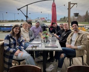 Andréanne A. Malette Instagram - Spectacle numéro 5 hier à Bécancour ! 🌻Complet! 
Quelle soirée fabuleuse! Merci pour les rires et la complicité ! On se revoit en supplémentaire peut-être ? 🙊

Prochain arrêt : 
2 mai : Sainte-Thérèse 
(avec @judithsun cette fois !)
