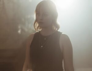 Andréanne A. Malette Instagram - « Je ne veux plus briser mon cœur pour faire des chansons | La lune même sans la noirceur peut briller | Je vois mieux la beauté du monde et ses leçons | Depuis que j’arrose mes jardins dérangés. » 

Sortie : 19 avril 2024 🌻
Albums disponibles en précommande sur le andreanneamalette.com 
*toutes copies commandées d’ici au 19 avril seront autographiées et personnalisées* 
.
.
.
Photo : @catherinedeslauriers.photo 
Coiffure|Maquillage : @misslala_makeup
