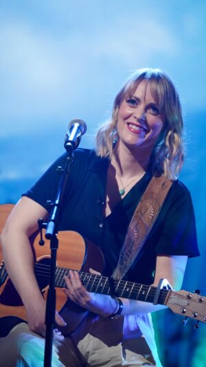 Andréanne A. Malette Instagram - Andréanne A. Malette interprète «Le reste du temps», une chanson de Francis Cabrel. 

#bonsoirbonsoir #andreanneamalette #franciscabrel @franciscabrel.officiel @jpwauthier