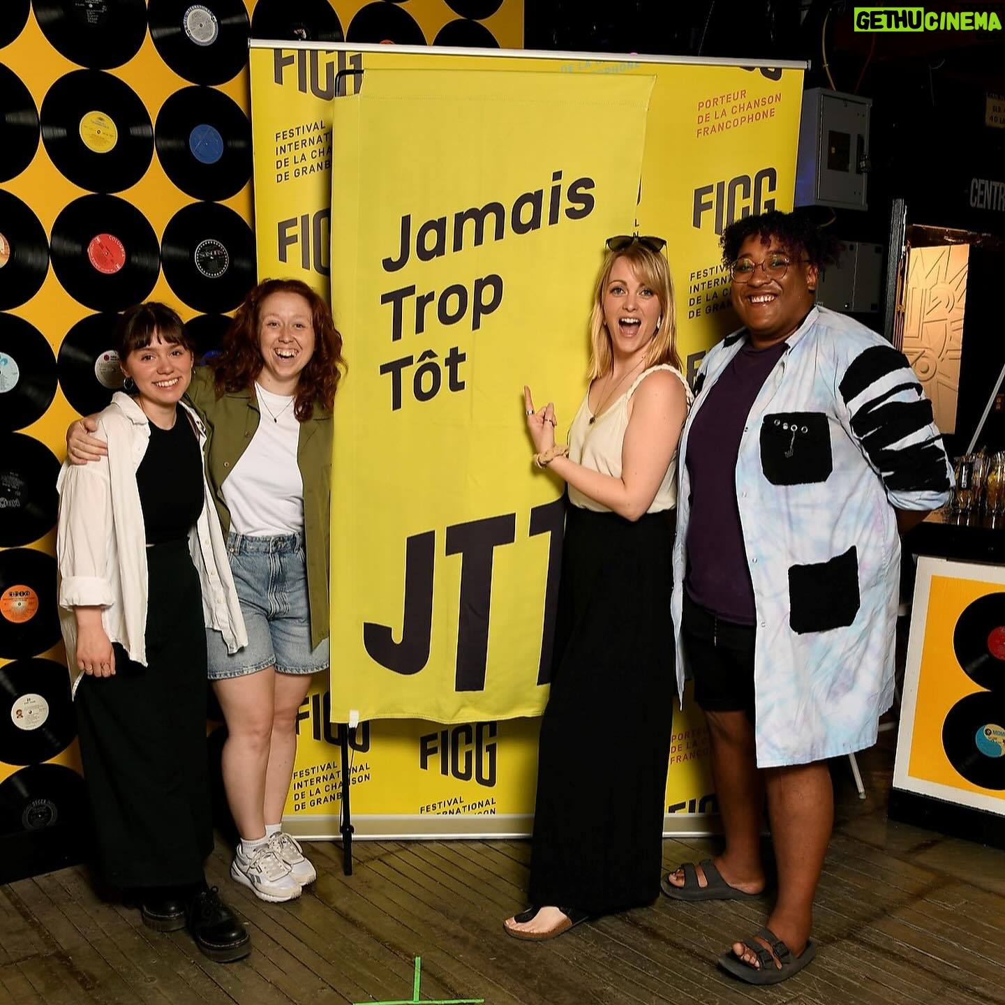 Andréanne A. Malette - 232 Likes - De retour à la mise en scène pour ma 11e année à @jamaistroptot du @festival.chanson.granby ! Projet de coeur! Projet d’âme! 🫶🏻
Pis en prime, une photo de tous les anciens de l’ @ecolenationaledelachanson qu’on a trouvé ce soir ! Je suis clairement la doyenne ! Hahah! 🫠 Cohorte 2007-2008 🤟🏻!