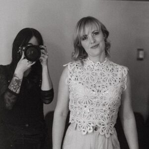 Andréanne A. Malette Instagram - Quelques images du lancement au théâtre Outremont, dans la lentille de @catherinedeslauriers.photo 📷