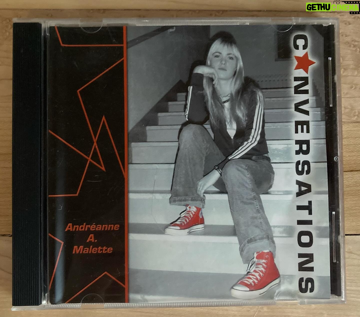 Andréanne A. Malette - 438 Likes - Comme le temps passe vite ! 😱
Il y a dix ans, en 2014, je sortais mon « premier » album : Bohèmes.
Mais un autre dix ans auparavant, presque jour pour jour en avril 2004, je sortais mon vrai premier album : Conversations!!!
200 copies, vendues ici et là à mon école secondaire @collegemontsacrecoeur et au disquaire du coin. Je louais des salles, faisais des ententes avec les bars, dessinais des billets de spectacle sur paint! J’aurais tendance à dire que c’était de l’auto-production embryonnaire ! 🙊
Lève la main si tu es l’une de ces 200 personnes qui possède une copie !! 🙋🏼♀️