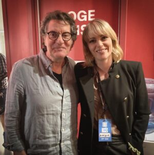 Andréanne A. Malette Instagram - Il fallait immortaliser ce moment 😍

J’ai rarement été aussi nerveuse avant un show. Je voulais bien faire. Et à cinq minutes de monter sur scène, Francis Cabrel cognait à la porte de notre loge pour nous remercier d’être là et nous souhaiter un bon spectacle. Calme, gentil, intéressé. Le stress est tombé. On dit qu’il ne faut pas rencontrer nos idoles. Ça ne s’applique pas ici pour cet être généreux et inspirant. Je l’aime encore plus. 

Je me sens privilégiée de cette extraordinaire opportunité. Merci encore à toute son équipe, et la mienne sur qui je peux toujours m’appuyer 🧡🌻