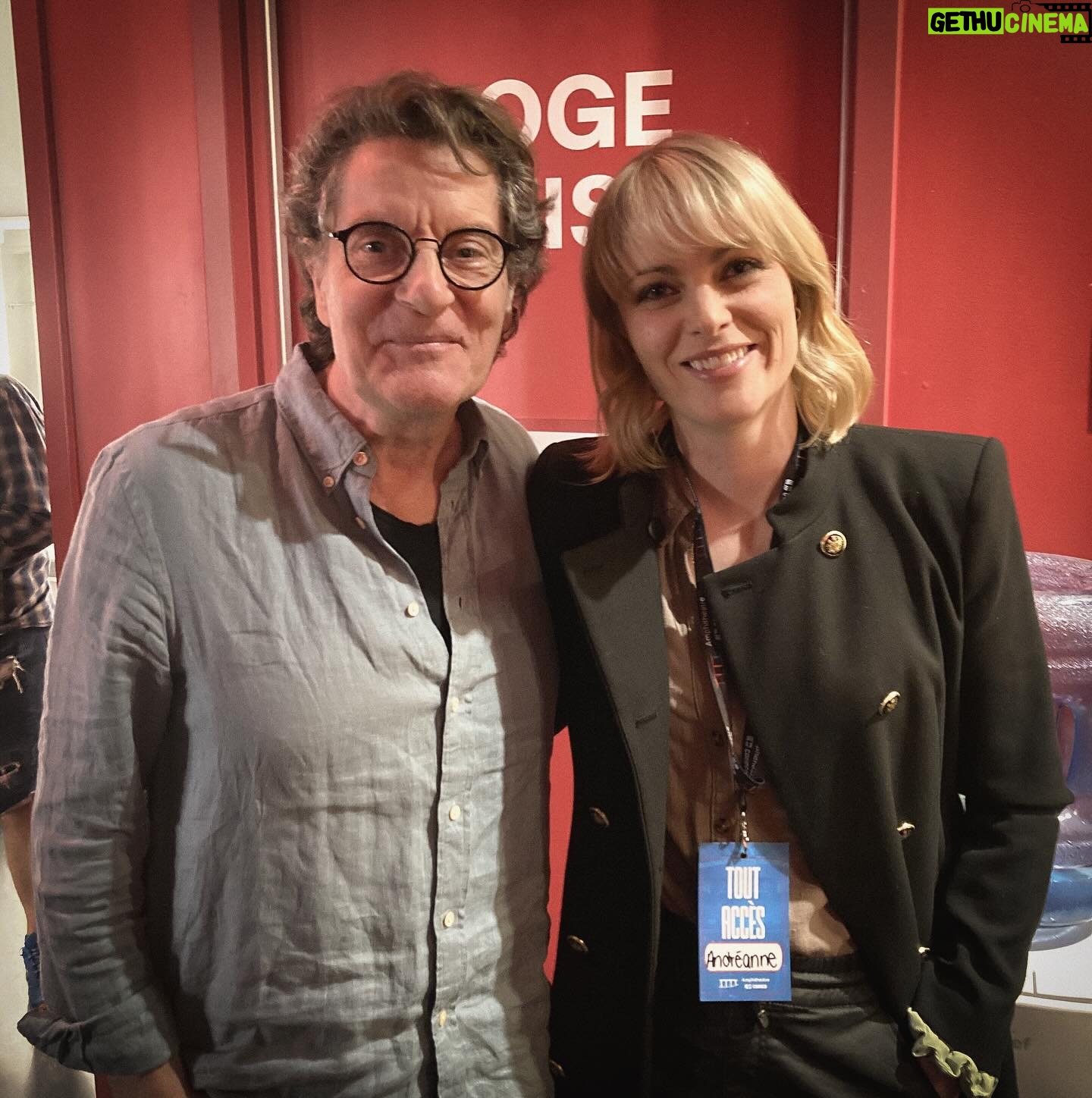 Andréanne A. Malette - 501 Likes - Il fallait immortaliser ce moment 😍
J’ai rarement été aussi nerveuse avant un show. Je voulais bien faire. Et à cinq minutes de monter sur scène, Francis Cabrel cognait à la porte de notre loge pour nous remercier d’être là et nous souhaiter un bon spectacle. Calme, gentil, intéressé. Le stress est tombé. On dit qu’il ne faut pas rencontrer nos idoles. Ça ne s’applique pas ici pour cet être généreux et inspirant. Je l’aime encore plus.
Je me sens privilégiée de cette extraordinaire opportunité. Merci encore à toute son équipe, et la mienne sur qui je peux toujours m’appuyer 🧡🌻