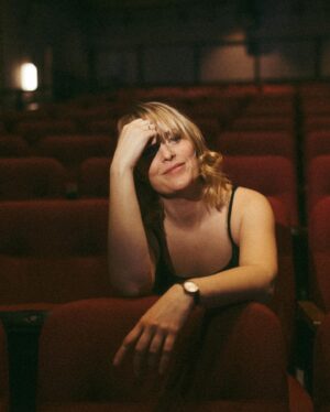 Andréanne A. Malette Instagram - Stand by 1h! 

Lancement de l’album et de la tournée #LesJardinsDérangés ce soir, 20h, @theatre.outremont ! 🌻
.
.
.
Photo @catherinedeslauriers.photo
