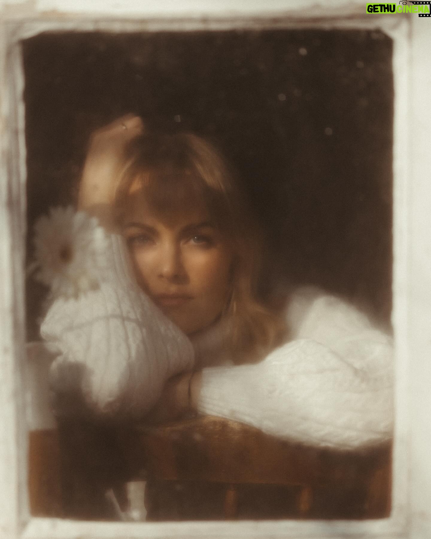 Andréanne A. Malette - 380 Likes - Déjà une semaine depuis la sortie de mon 4e album #LesJardinsDérangés ☺️
Je suis curieuse de savoir quelle est votre chanson préférée ! 🙊
Commentez en mettant le nombre de 🌻 associés à la chanson ! (Ex : Chanson 2 = 🌻🌻)
1. L’HORIZON
2. LES FRONTIÈRES
3. LE RESTE DU TEMPS
4. AU PIED DU GRAND CHÊNE
5. LES JARDINS DÉRANGÉS
6. JUSTE POUR AUJOURD’HUI
7. VIVRE
8. BRUME
9. UNE MAISON
10. ICI ET MAINTENANT
.
.
.
Photo : @catherinedeslauriers.photo
Coiffure/maquillage @misslala_makeup
