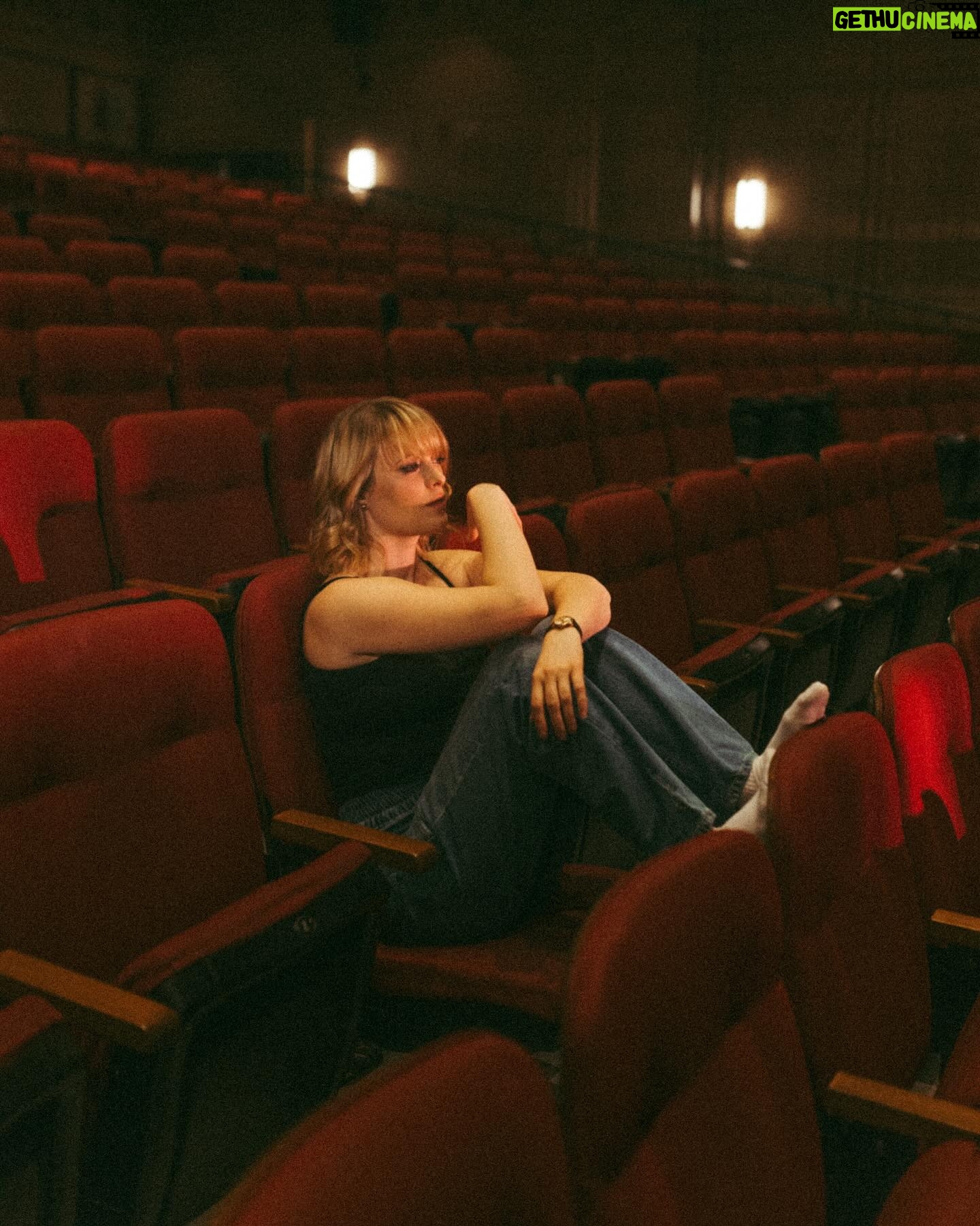 Andréanne A. Malette - 500 Likes - Stand by 1h!
Lancement de l’album et de la tournée #LesJardinsDérangés ce soir, 20h, @theatre.outremont ! 🌻
.
.
.
Photo @catherinedeslauriers.photo