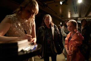Andréanne A. Malette Instagram - Que vous soyez là depuis 2004 comme Nancy, ou que vous veniez tout juste de découvrir ma musique, merci d’être là ! 🥰

J’ai créé un album photos de vos belles faces au lancement de #LesJardinsDérangés sur facebook ! Vous pouvez enregistrer et partager ces photos sur vos réseaux sociaux ! 🥰
Le crédit photo revient à @lecaron !
