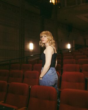 Andréanne A. Malette Instagram - Stand by 1h! 

Lancement de l’album et de la tournée #LesJardinsDérangés ce soir, 20h, @theatre.outremont ! 🌻
.
.
.
Photo @catherinedeslauriers.photo