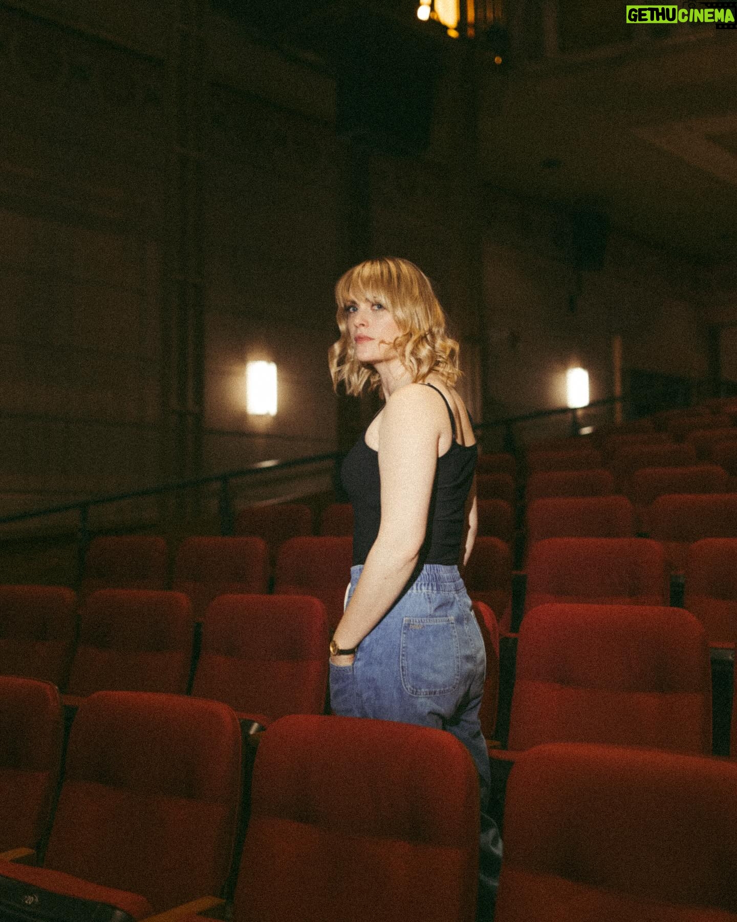 Andréanne A. Malette - 500 Likes - Stand by 1h!
Lancement de l’album et de la tournée #LesJardinsDérangés ce soir, 20h, @theatre.outremont ! 🌻
.
.
.
Photo @catherinedeslauriers.photo