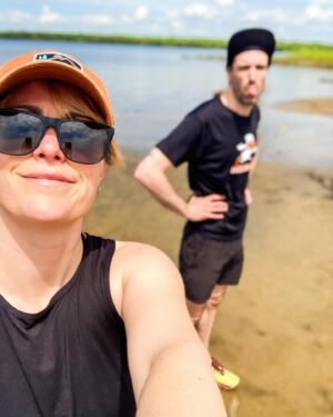 Andréanne A. Malette Instagram - En attendant le reste du band, deux motivés découvrent Yamachiche ! 
C’est là qu’on va voir si courir et faire un show dans la même journée c’est une bonne idée @nick__patterson__ 🤷🏼‍♀️

Maskinongé, 2 de 2 ce soir!