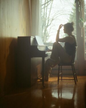 Andréanne A. Malette Instagram - Il y a un an, jour pour jour, je prenais possession de ma première maison. Avant même d’y emménager  les meubles, j’y ai installé un piano, au beau milieu du salon aux grandes fenêtres et plafond cathédrale. 
C’est cette maison que vous entendez sur mon album. C’est ce piano. C’est cette lumière. C’est cette paix. 🏡

Merci à @catherinedeslauriers.photo d’avoir immortalisé le moment. 📷
Et merci à André pour ce cadeau inestimable. 🎹