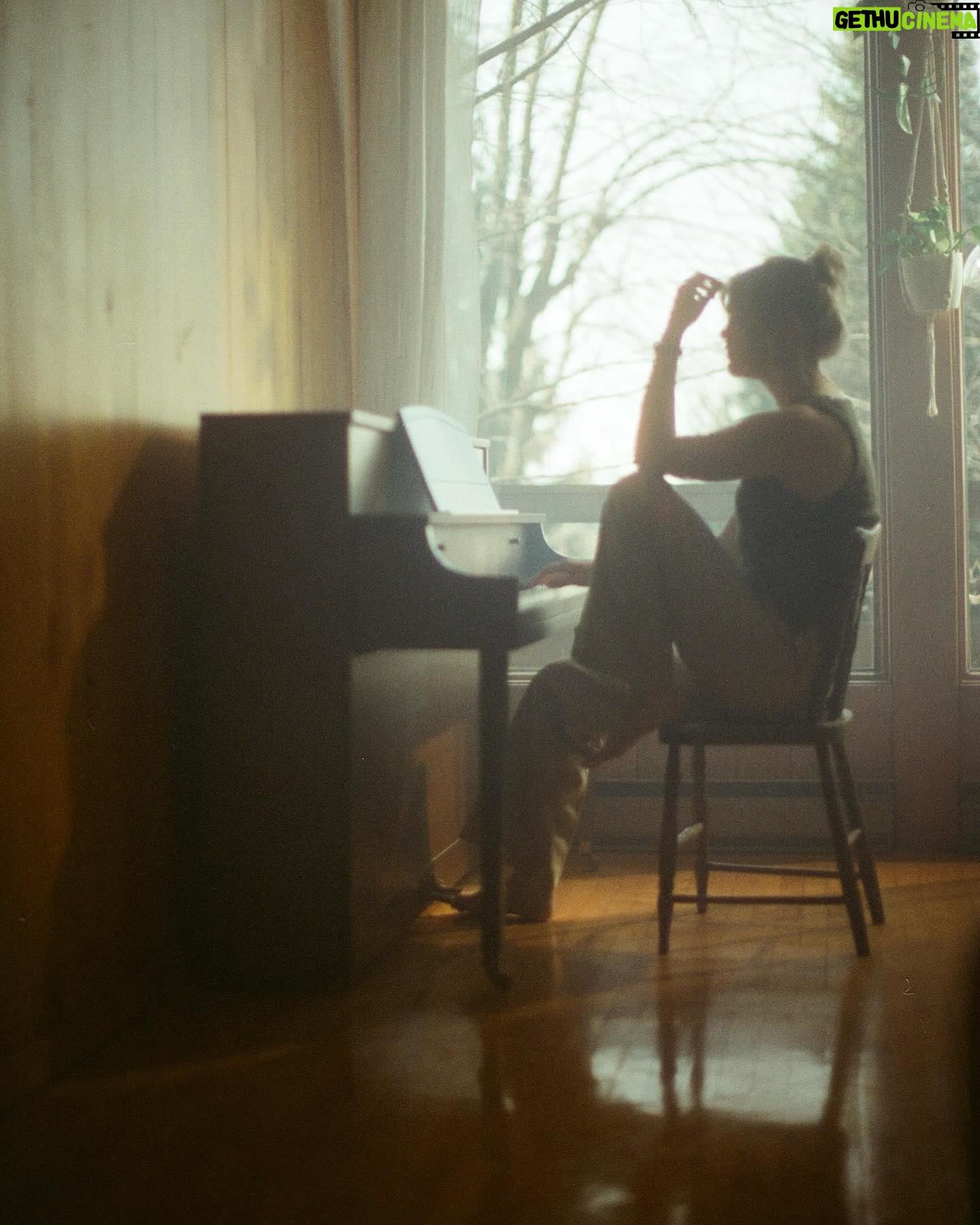 Andréanne A. Malette - 336 Likes - Il y a un an, jour pour jour, je prenais possession de ma première maison. Avant même d’y emménager les meubles, j’y ai installé un piano, au beau milieu du salon aux grandes fenêtres et plafond cathédrale.
C’est cette maison que vous entendez sur mon album. C’est ce piano. C’est cette lumière. C’est cette paix. 🏡
Merci à @catherinedeslauriers.photo d’avoir immortalisé le moment. 📷
Et merci à André pour ce cadeau inestimable. 🎹