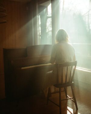 Andréanne A. Malette Instagram - Il y a un an, jour pour jour, je prenais possession de ma première maison. Avant même d’y emménager  les meubles, j’y ai installé un piano, au beau milieu du salon aux grandes fenêtres et plafond cathédrale. 
C’est cette maison que vous entendez sur mon album. C’est ce piano. C’est cette lumière. C’est cette paix. 🏡

Merci à @catherinedeslauriers.photo d’avoir immortalisé le moment. 📷
Et merci à André pour ce cadeau inestimable. 🎹