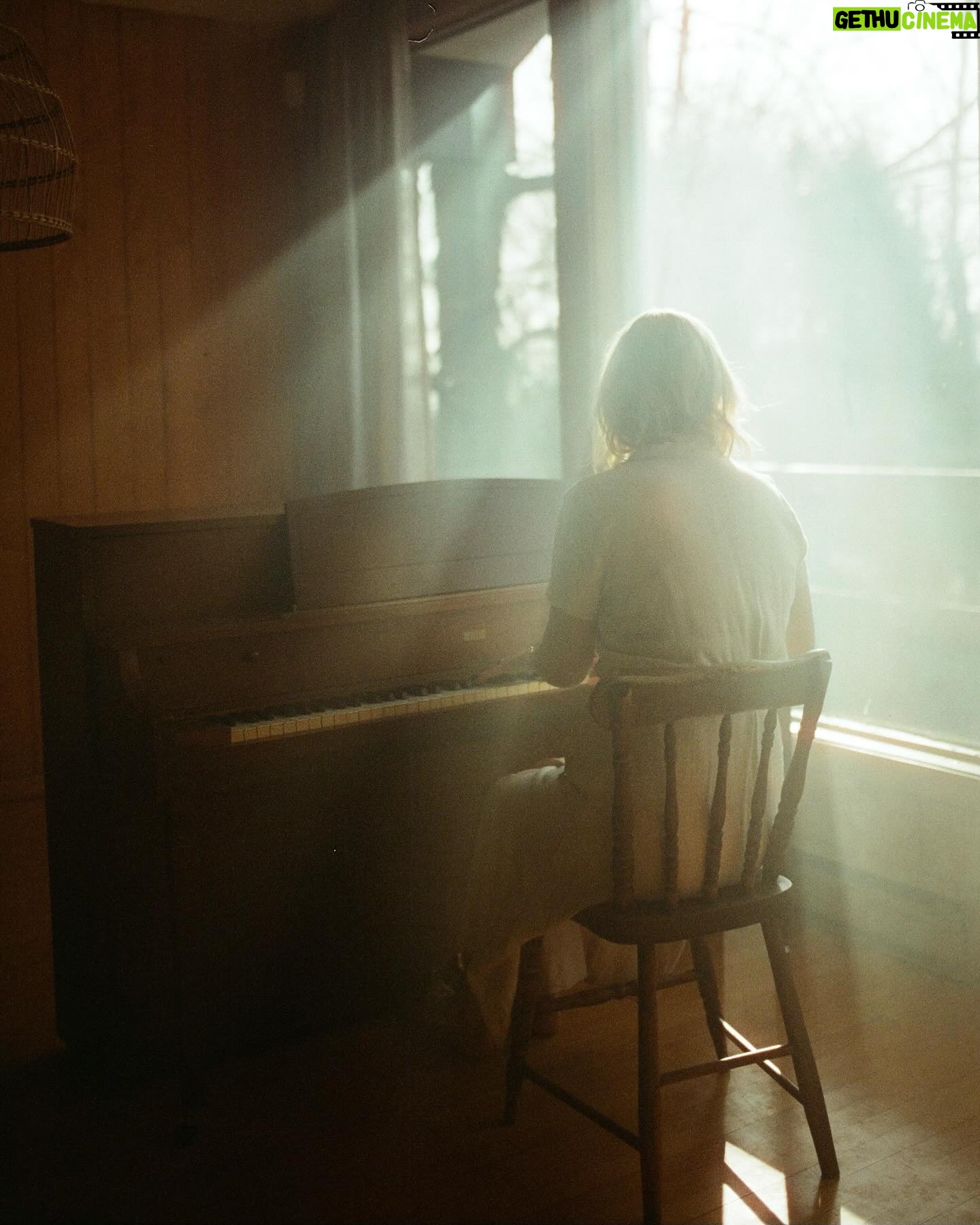 Andréanne A. Malette - 336 Likes - Il y a un an, jour pour jour, je prenais possession de ma première maison. Avant même d’y emménager les meubles, j’y ai installé un piano, au beau milieu du salon aux grandes fenêtres et plafond cathédrale.
C’est cette maison que vous entendez sur mon album. C’est ce piano. C’est cette lumière. C’est cette paix. 🏡
Merci à @catherinedeslauriers.photo d’avoir immortalisé le moment. 📷
Et merci à André pour ce cadeau inestimable. 🎹