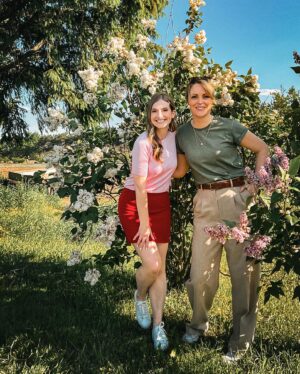 Andréanne A. Malette Instagram - Ce soir, 18h30, je mange des… fleurs !!!! 🌻
Avec @stephanie_villeneuve à @sucresaletva !