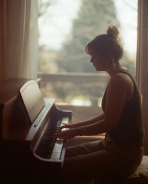 Andréanne A. Malette Instagram - Il y a un an, jour pour jour, je prenais possession de ma première maison. Avant même d’y emménager  les meubles, j’y ai installé un piano, au beau milieu du salon aux grandes fenêtres et plafond cathédrale. 
C’est cette maison que vous entendez sur mon album. C’est ce piano. C’est cette lumière. C’est cette paix. 🏡

Merci à @catherinedeslauriers.photo d’avoir immortalisé le moment. 📷
Et merci à André pour ce cadeau inestimable. 🎹