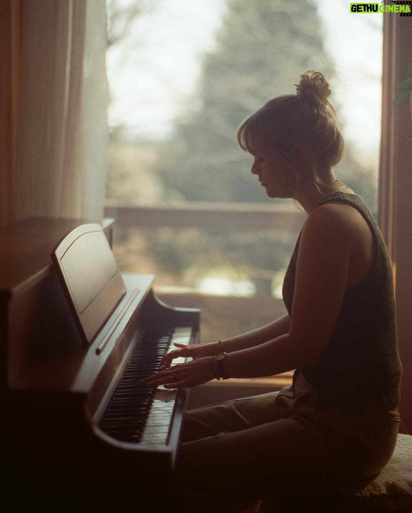 Andréanne A. Malette - 336 Likes - Il y a un an, jour pour jour, je prenais possession de ma première maison. Avant même d’y emménager les meubles, j’y ai installé un piano, au beau milieu du salon aux grandes fenêtres et plafond cathédrale.
C’est cette maison que vous entendez sur mon album. C’est ce piano. C’est cette lumière. C’est cette paix. 🏡
Merci à @catherinedeslauriers.photo d’avoir immortalisé le moment. 📷
Et merci à André pour ce cadeau inestimable. 🎹