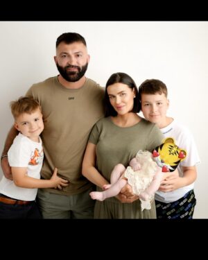 Andrei Arlovski Instagram - With my #little #princess 👸 
With my queen @milana_arlovskaya 
With my 2 #handsome #ArlovskiFamily guards @dominic_a_arlovski  @dominic_arlovski  @dominic_hulk_arlovski  #and @aaarlovski  @andreiaarlovski )))

С моей семьей , с моим богатством ❤️❤️❤️❤️
Со своей маленькой крохой 🐯 ))

#AndreiArlovski #FAMILY #FAM #LOVE #EVERYTHING #АндрейОрловский #семья