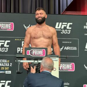 Andrei Arlovski Instagram - It was #easy #weight cut )))
With no #breakfast - 245 lbs 

#Легко , без завтрака 112 #кг 

#АндрейПИТБУЛьОрловский #АндрейОрловский #AndreiThePitBullArlovski #AndreiArlovski #OG #OriginalPitBull #mma #ufc #WARlovski