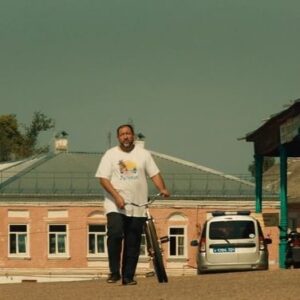 Andrei Konchalovsky Instagram - Есть два небезразличных мне человека. С Леной Киселёвой я писал сценарии к картинам «Белые ночи почтальона Алексея Тряпицына», «Рай», «Грех» и «Дорогие товарищи!». Катя Вещева работала режиссером на моих документальных проектах, а также участвовала в монтаже некоторых моих игровых картин. 

Я очень рад, что 26 августа на экраны выходит их самостоятельный совместный проект – художественный фильм «Лена и Справедливость». Любая попытка рассказать о русской провинции достойна уважения!