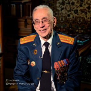 Andrei Konchalovsky Instagram - Мы все – часть истории. А исторические события – это часть нашей с вами жизни.

Почти год назад моя команда начала работу над проектом, который мы назвали «История от первого лица». Нам пришла в голову идея записывать воспоминания людей о тех событиях, свидетелями которых им довелось стать, и собрать из этих воспоминаний своего рода энциклопедию, интернет-портал с базой видеоинтервью.

Мы отдаем себе отчет в том, что задача, которую мы перед собой поставили, – огромного масштаба. Начать мы решили с записи воспоминаний участников Великой Отечественной войны. Съемочные группы проекта повстречались более чем с 200 героями от Санкт-Петербурга до Южно-Сахалинска, к этому добавили архивные записи. В результате были собраны рассказы участников обороны Москвы и прорыва блокады Ленинграда, освобождения Белоруссии и обороны Кавказа, форсирования Днепра и взятия Берлина, воспоминания летчиков, танкистов, артиллеристов, санинструкторов, политработников – обычных людей, вовлеченных в исторические процессы. Каждое интервью – это не только страница учебника истории, но и конкретная судьба.

Все эти интервью расшифрованы и в виде отдельных коротких историй размещены на сайте www.историяотпервоголица.рф

Отдельные фрагменты мы ежедневно выкладываем на страницах проекта в соцсетях: @istoriya_ot_pervogo_lica

Надеюсь, что у этого проекта большое будущее. Нам очень хотелось бы собрать коллекцию воспоминаний об эпохе освоения космоса и распаде Советского Союза, о военных операциях в Афганистане и о Всемирном фестивале молодежи и студентов… Да и вообще – нет неинтересных событий, если находятся интересные рассказчики!

#историяОтПервоголица 
#ФондПрезидентскихГрантов
#российскийсоюзветеранов 
#Кончаловский